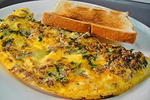 Omelet with minced meat and toasts
