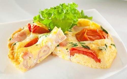 Omelet with ham, tomato and salad