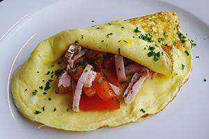 Omelette au jambon et aux tomates