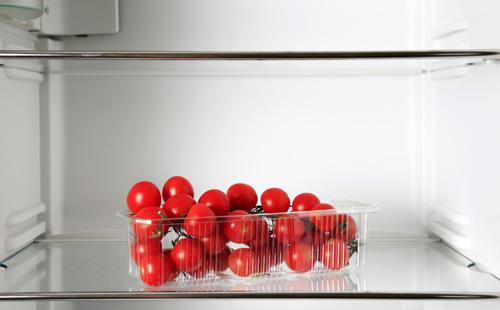 Tomates cherry en un refrigerador vacío