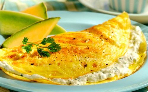 Sweet omelet with cottage cheese and fruit