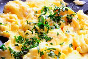 Omelette au fromage cottage et aux herbes dans une cocotte