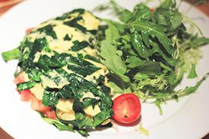 Baby omelet with spinach and tomatoes