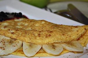 Omelet with banana slices