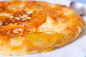 Omelet with caramelized apples