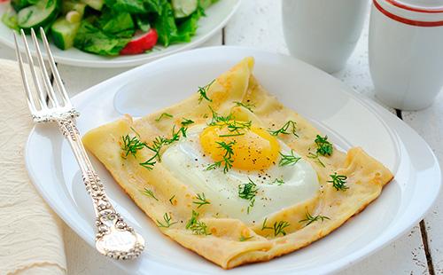 Recetas de huevos fritos con queso: huevos fritos y parlantes con varios aditivos.
