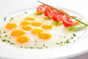 Quail eggs and tomatoes