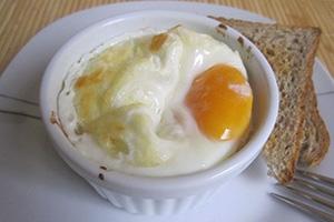 Huevos fritos con queso Adyghe