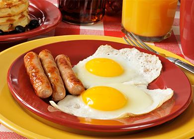 Cocinar huevos revueltos en una olla de cocción lenta: sabroso, sencillo y saludable.