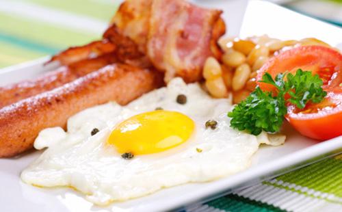 Hearty breakfast for the whole family: fried fried eggs with sausage