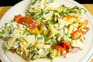 Fried eggs with cottage cheese and herbs
