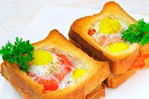 Fried eggs in a bread with tomatoes