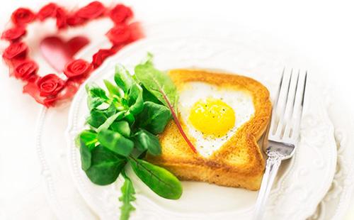 Pain dans un œuf  frit, comment faire frire une omelette avec saucisse et fromage au petit déjeuner