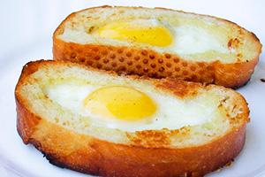 Fried eggs in a loaf