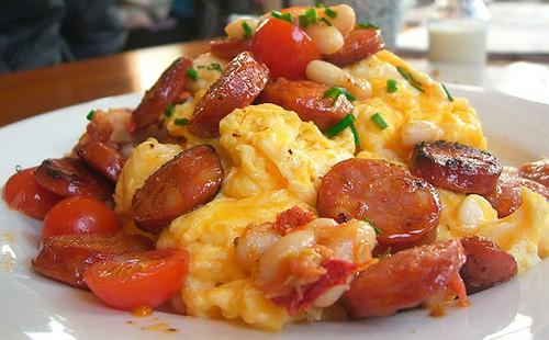 Omelette aux saucisses, tomates et haricots en conserve