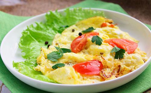 Omelet with cheese and tomatoes  how to cook an omelet with tomatoes and sausage in a pan