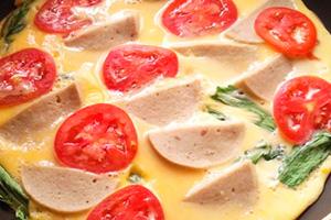 Omelette aux tomates, fromage et saucisse