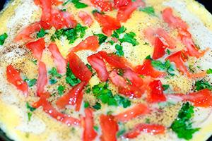 Omelet with tomatoes and cheese in a slow cooker