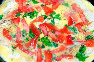 Omelette aux tomates et au fromage dans une cocotte