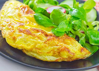 Tasty and nutritious breakfast: scrambled eggs with sour cream or cream