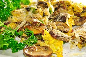 Omelette aux champignons, fromage et herbes