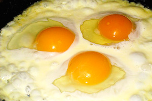 Huevos fritos con crema agria