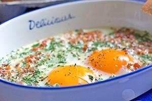 Huevos revueltos al horno con salchichas y tomate