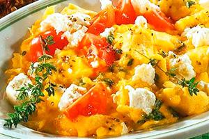 Scrambled eggs with tomato and cheese