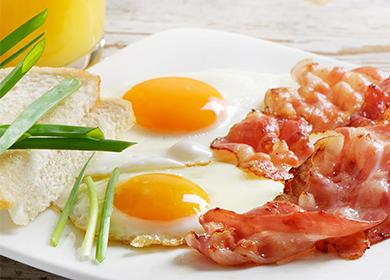 English breakfast: 4 recipes for fried eggs with bacon