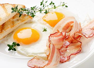 Cómo freír huevos fritos ordinarios en una sartén. Los beneficios y daños del plato.
