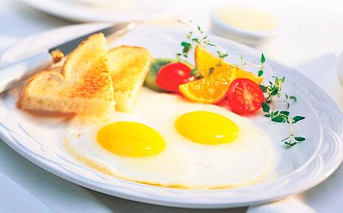 Fried eggs with croutons