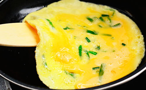 How to flip an omelet with a spatula