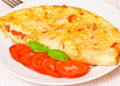 Omelette aux tomates sur une assiette