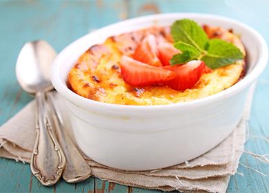 Cottage cheese casserole with strawberries