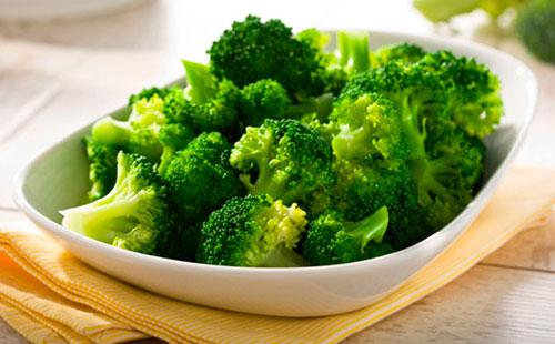 Broccolibloeiwijzen op een plaat