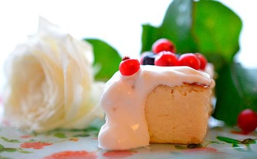 Cottage cheese casserole with sour cream and berries