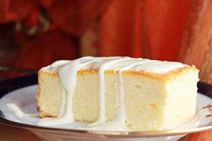Cottage cheese casserole sprinkled with sour cream