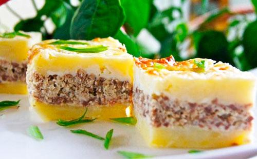 Casserole de pommes de terre de la maternelle avec de la viande hachée et de délicieuses sauces