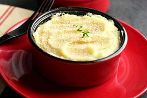 Casserole de fromage cottage en forme ronde rouge