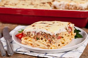 rebanada de pasta y cazuela de carne picada en un plato