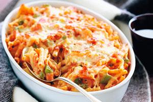 Pasta and mincemeat casserole with cheese