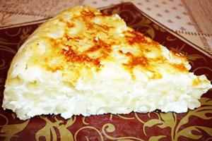 Pasta and cottage cheese casserole in a slow cooker