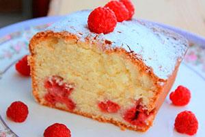 Charlotte with raspberries sprinkled with powdered sugar