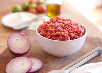 Carne picada en un tazón