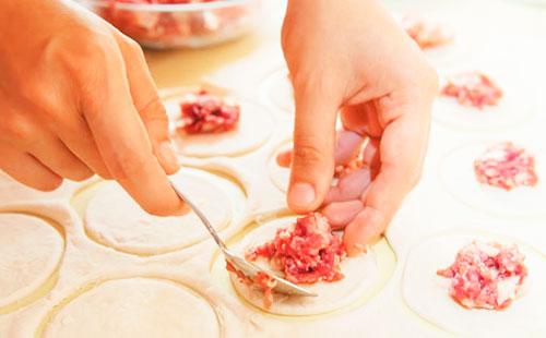 Méthodes de fabrication des boulettes: manuellement et à l'aide de dispositifs spéciaux