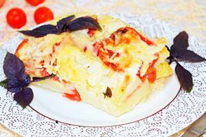 Aardappelschotel met kaas en tomaten