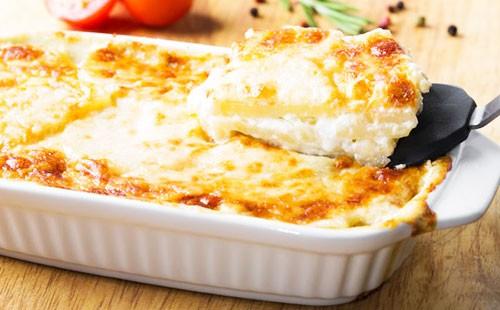 Casserole de pommes de terre en uniforme blanc