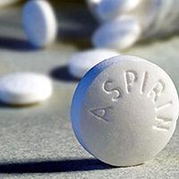 La tableta de aspirina se encuentra en el borde
