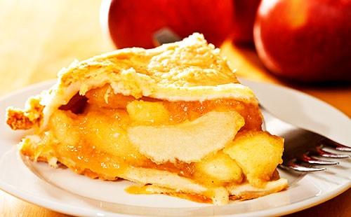 Rebanada de pastel de manzana en un plato