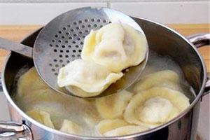 Dumplings sur une cuillère à égoutter
